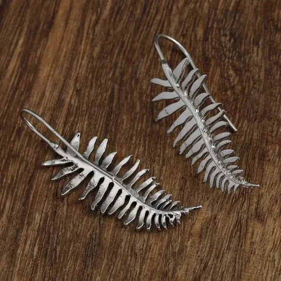 NEW Silver Plated Minimalist Curved Leaf Earrings Pierced - Picture 4 of 4